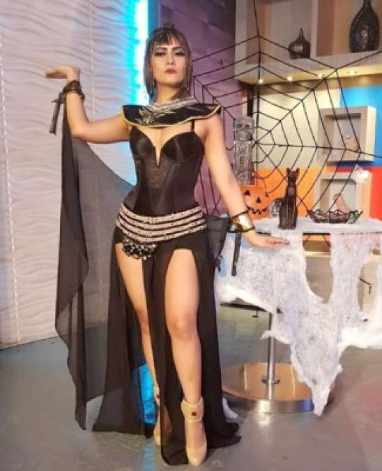 Issis Argueta, presentadora de TEN canal 10, fascinó en redes con su disfraz de Cleopatra.