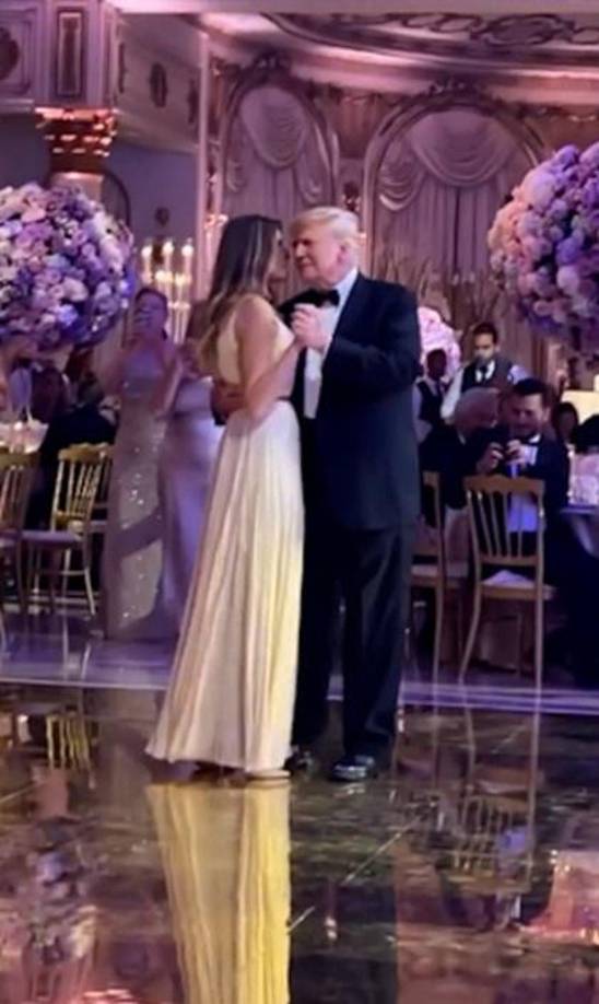 Trump y su esposa, Melania, fueron captados en la pista de baile durante la lujosa recepción en Florida.