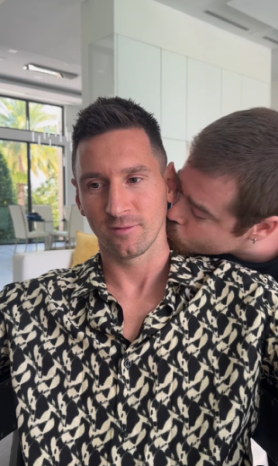 Messi recibió un beso por parte de Migue Granados. 