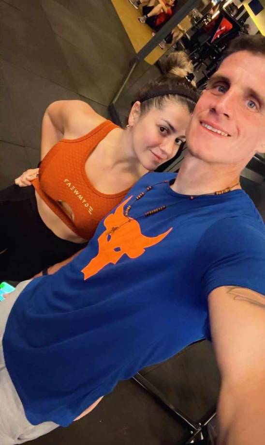 Jonathan Rougier, portero de Motagua, no fue convocado a la Bicolor y ha estado haciendo trabajo de gimnasio en compañía de su esposa Ana Emilia Lencina.