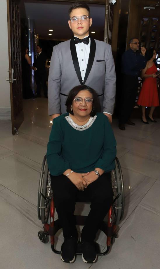 Algarabía y felicitaciones por su logro a los nuevos bachilleres del Instituto Bilingüe Valle de Sula