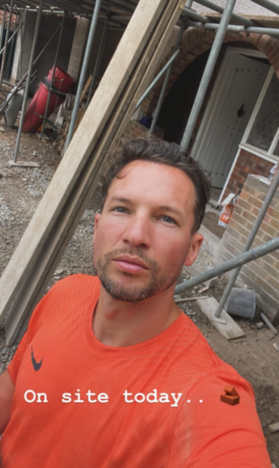 Después de un largo tiempo ausente, Danny se puso activo en su cuenta de Instagram y publicó una fotografía en la que se ve trabajando en la obra, pues ahora se desempeña como constructor de casas.