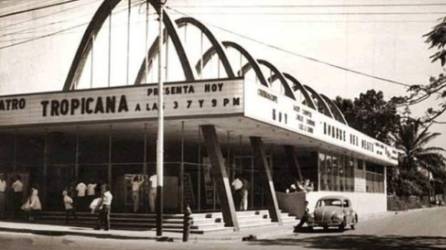 Foto de 1980 del Cine Tropicana que abrió sus puertas el 17 de abril de 1959. Fue el primero en tener aire acondicionado y una pantalla de 40 pies. Hoy ya no existe.