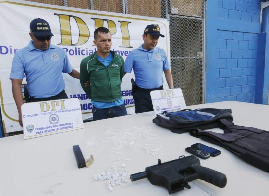 Lo arrestan con un chaleco y una miniuzi