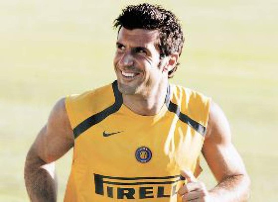 Figo dispara contra el Real Madrid