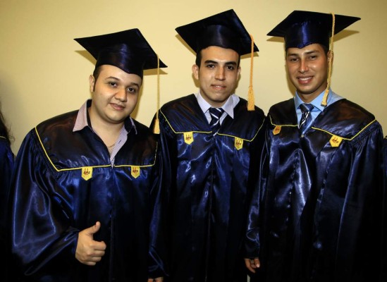 Aplausos por los graduados de la Universidad de San Pedro Sula