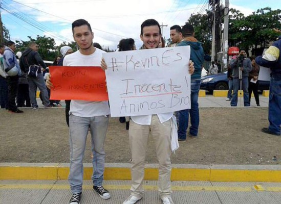 Protestan en apoyo a universitaraio acusado de matar a exfiscial