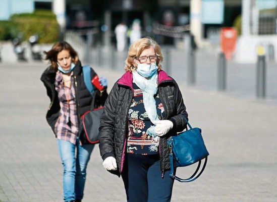 Tan solo hablar podría propagar la COVID-19, muestra un estudio