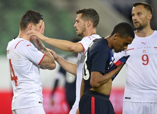 St. Gallen (Switzerland), 30/05/2021.- Switzerland's Steven Zuber (L) reacts after scoring the 2-1 lead during the International Friendly soccer match between Switzerland and the USA in St. Gallen, Switzerland, 30 May 2021. (Futbol, Amistoso, Suiza, Estados Unidos) EFE/EPA/GIAN EHRENZELLER