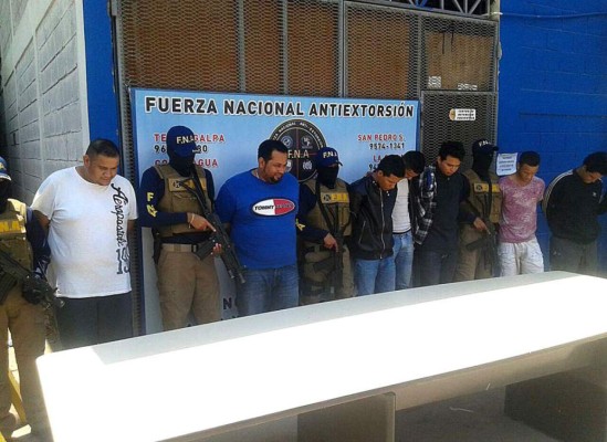 Detienen a supuesta banda que asaltaba furgones