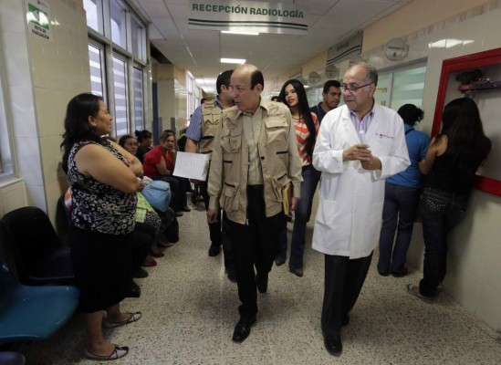 Ombusdman hondureño oye quejas en el Hospital Escuela