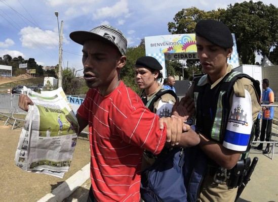 Detienen a brasileño que lloró para ver a Messi en entrenamiento