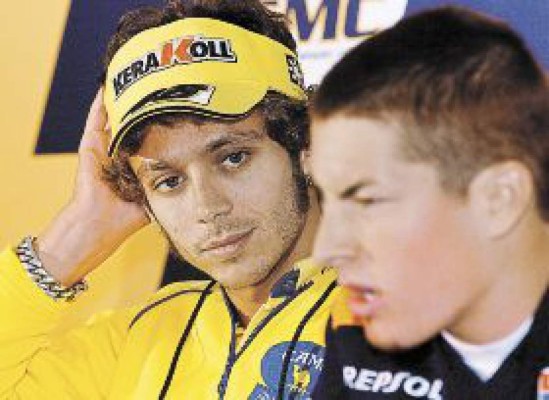 Valentino Rossi se acerca a Hayden