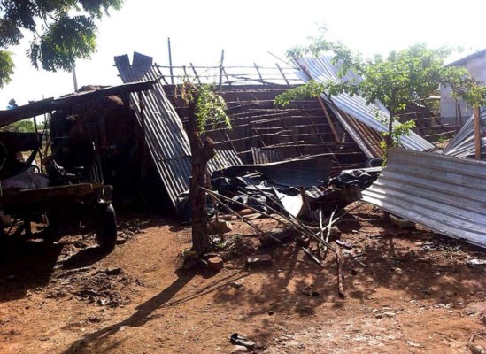 Lluvia con vientos huracanados destruyen casas en el sur de Honduras