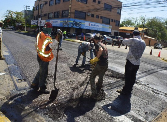 Continúa instalación de microcarpeta en el centro de San Pedro Sula