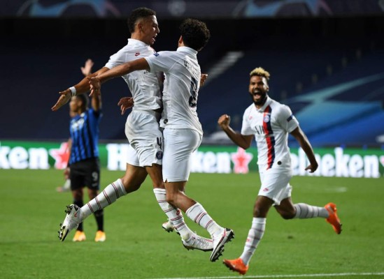 Paris Saint-Germain's Brazilian defender Marquinhos (R) celebrates after scoring a goal during the UEFA Champions League quarter-final football match between Atalanta and Paris Saint-Germain at the Luz Stadium in Lisbon on August 12, 2020. (Photo by David Ramos / POOL / AFP)