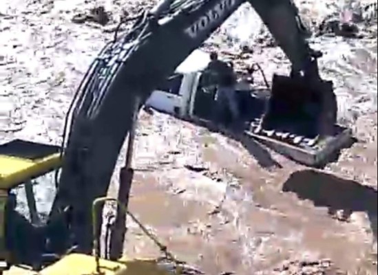 Salvan de morir arrastrado por las aguas a conductor de camión