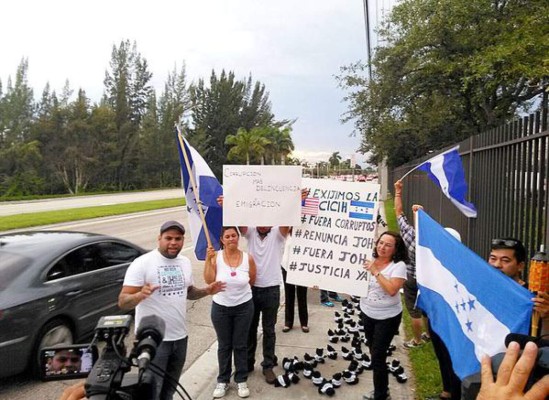 Hondureños indignados en Miami protestan frente a Univisión