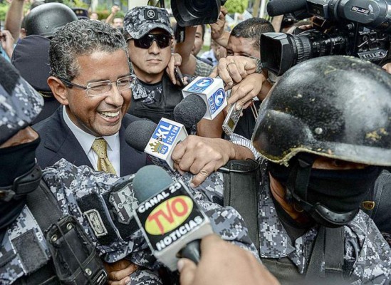 Fiscalía salvadoreña pide más tiempo para investigar al expresidente Flores