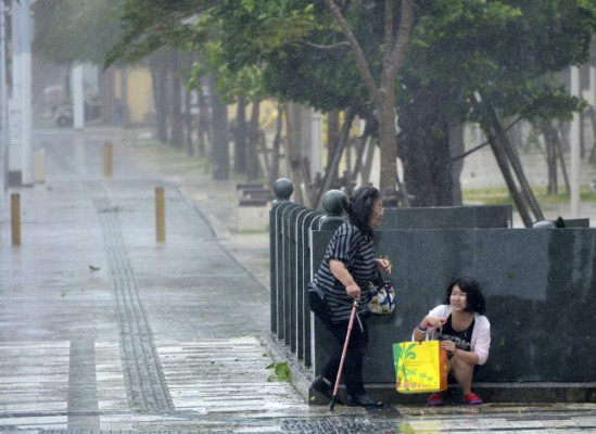 Poderoso tifón Neoguri deja dos muertos al golpear Japón