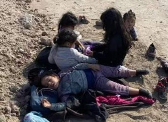 Niñas halladas abandonadas en frontera de EEUU estaban secuestradas, afirma familia