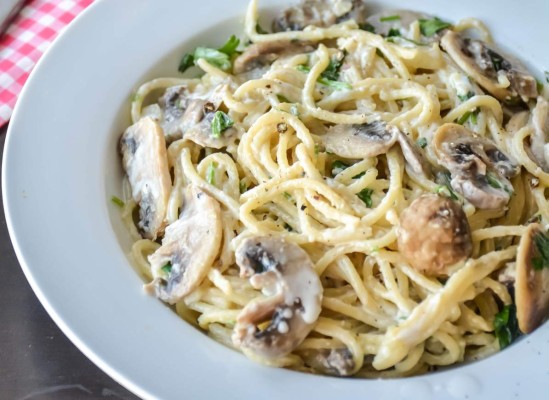 Espaguetis en salsa blanca con champiñones
