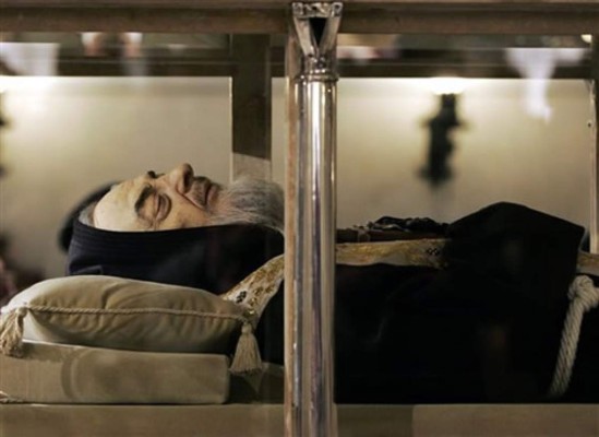 Exhiben públicamente los restos del Padre Pío en Italia