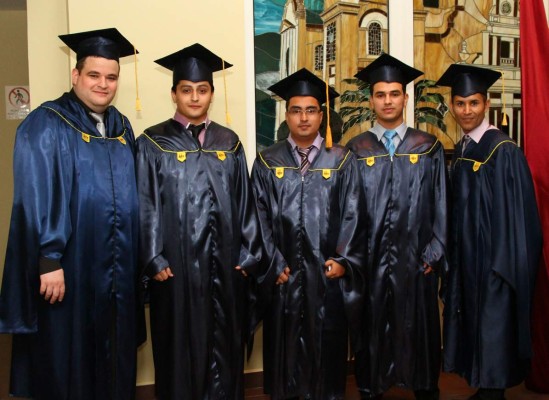 Aplausos por los graduados de la Universidad de San Pedro Sula