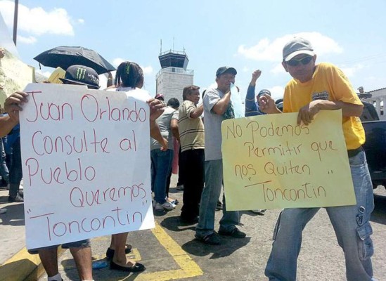 Empleados protestan contra el cierre del Toncontín