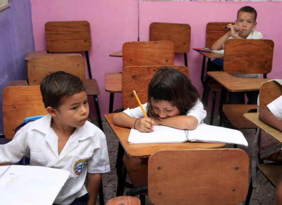 Sin merienda ni maestro, escuela cumple la jornada extendida