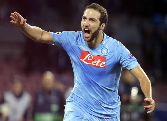 Higuaín impulsa al Napoli y lo acerca a octavos