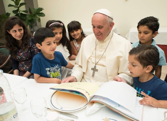 Papa invita a refugiados sirios a almorzar en el Vaticano