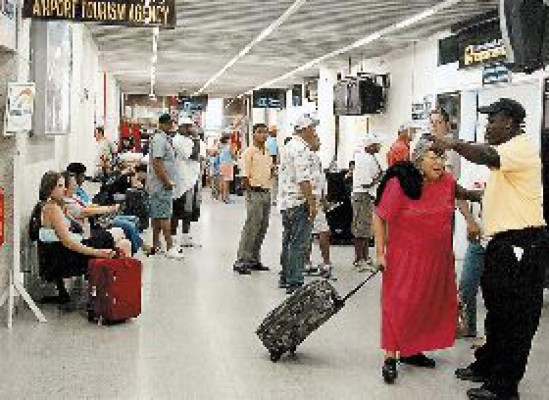 Abarrotado de turistas aeropuerto de Roatán