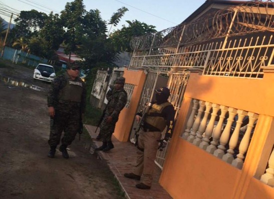 Decomisan armas y capturan a seis en allanamientos en La Ceiba