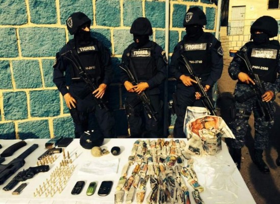 Capturan a 12 supuestos delincuentes con granadas y AK-47