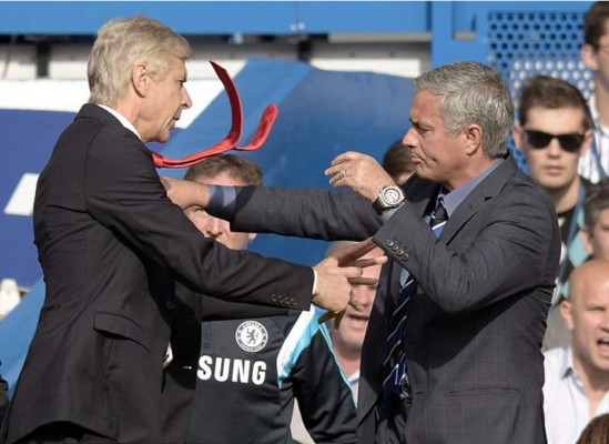 Pelea a empujones de Wenger y Mourinho en el Chelsea-Arsenal