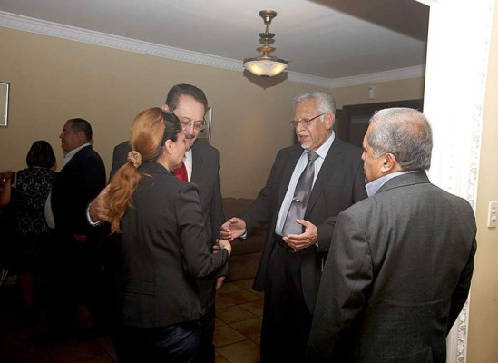 Acompañaron en el dolor de la familia el exfiscal Edmundo Orellana, Víctor Meza y el expresideciable Romeo Vásquez.