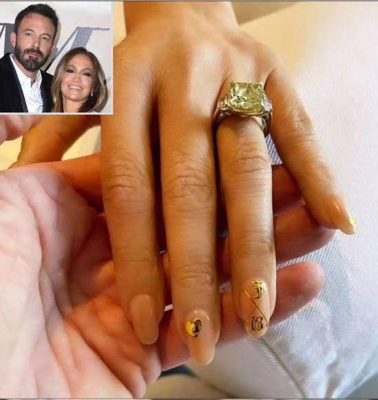 Pero fue hasta abril que la estrella de ‘Marry Me’ mostró su anillo de compromiso de una esmeralda gigante a través de su boletín de fans, ‘On The JLo’, revelando que él le había propuesto matrimonio mientras estaba en la tina.