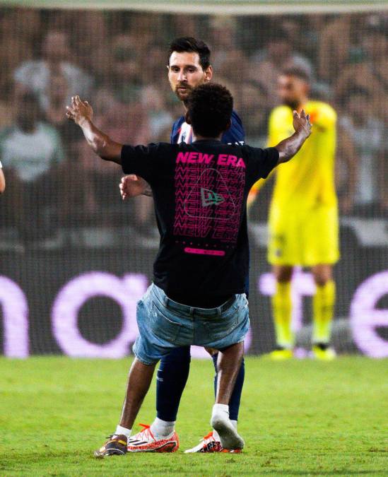 Tras el pitazo final del partido, un aficionado ingresó a la cancha para abrazar a Lionel Messi.