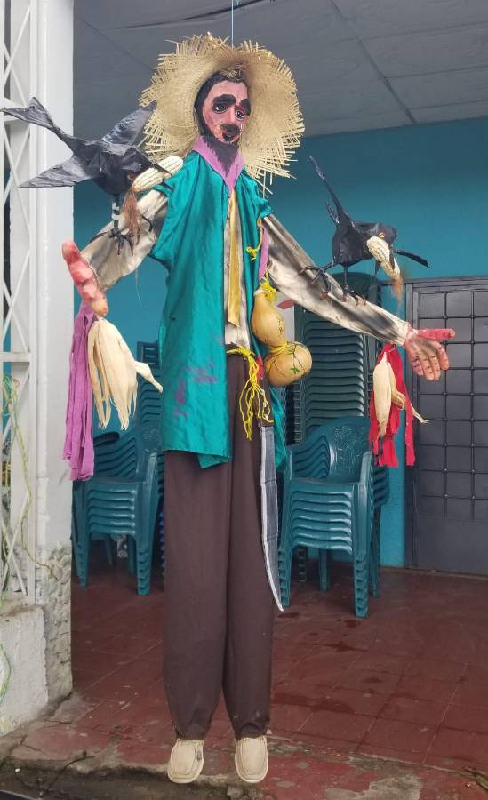 Javier Rivera ganó con este espantapájaros expuesto.