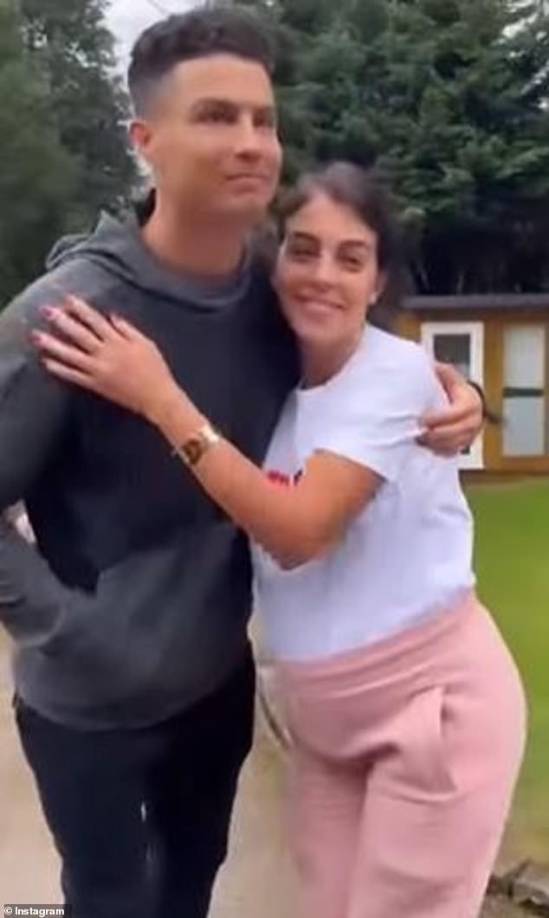 Georgina aprovechó que estaban reunidos los seres queridos de CR7 para mostrarle la sorpresa que le tenía al crack luso.