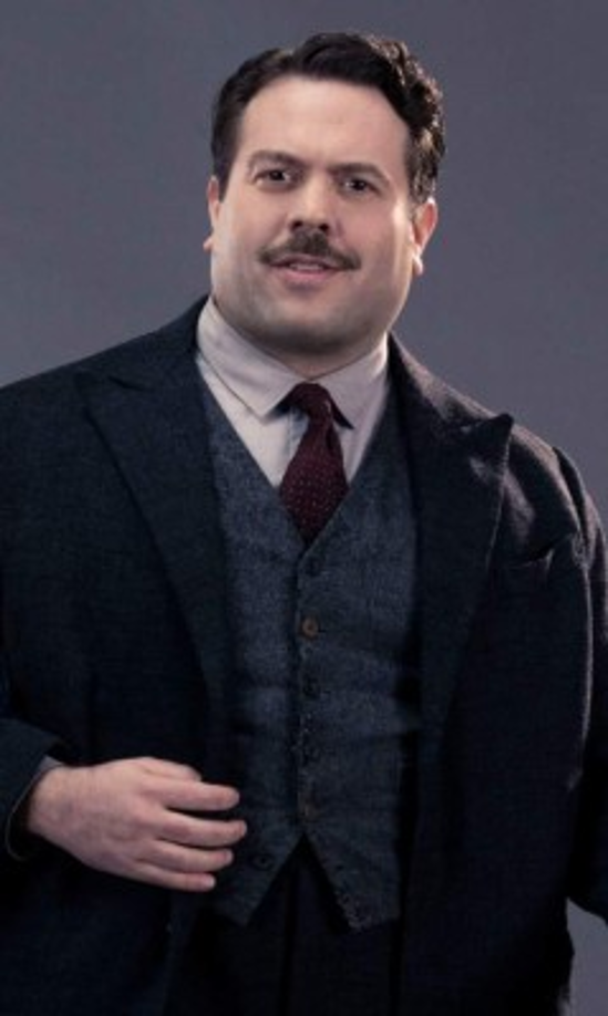 Jacob Kowalski / Dan Fogler<br/><br/>Jacob es un de los personajes secundarios de 'Animales fantásticos: Los crímenes de Grindelwald', está profundamente enamorado de Queenie Goldstein, una bruja lee mentes natural.