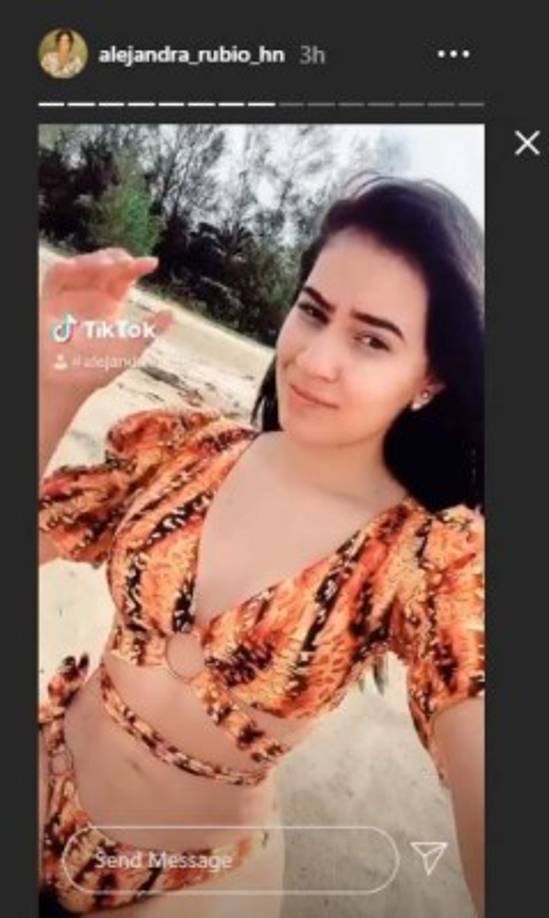 En uno de los mencionados clips, Rubio aparece sentada en la arena luciendo el mismo traje de baño de la sesión fotográfica.