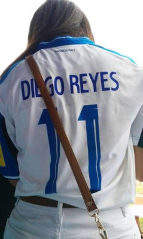 Pamela Hernández fue además una reina. Participó en el reinado de la Feria Juniana de San Pedro Sula en el 2014 y obtuvo el premio de Miss Simpatía.