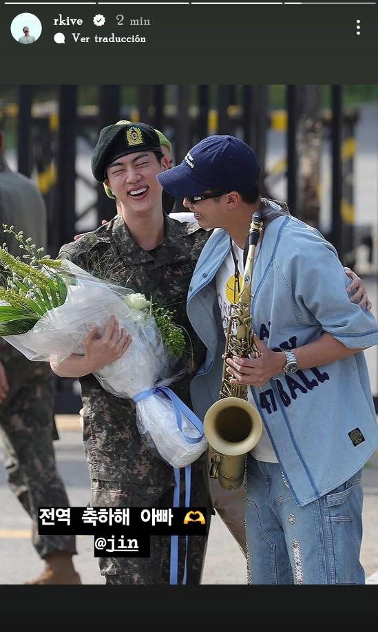 Namjoon compartió en sus historia de Instagram esta foto con la cariñosa frase: “Felicidades por tu alta appa (papá)”.