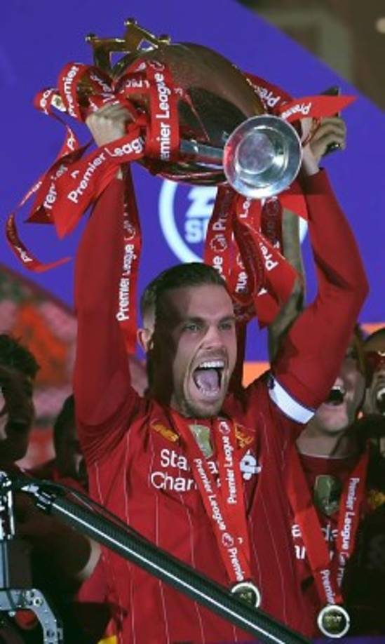 Jordan Henderson, el capitán del equipo, alzó el esperado trofeo que les acredita con su décimo novena liga inglesa, la primera desde que se denomina Premier League.