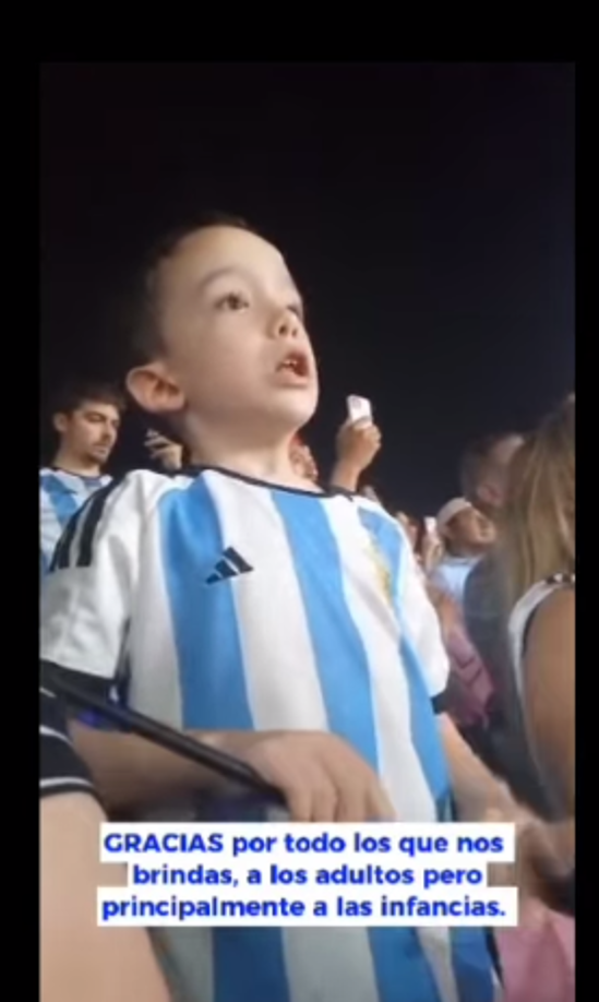 En las imágenes compartidas por su familia, se puede observar el mensaje dedicatorio al astro argentino. Un video que llegó al entorno de Messi. 
