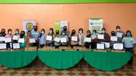 Docentes capacitados mediante el programa Aula Móvil, reciben las computdoras.