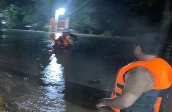 Rescatistas del Cuerpo de Bomberos realizan labores de evacuación en Siguatepeque, Comayagua.