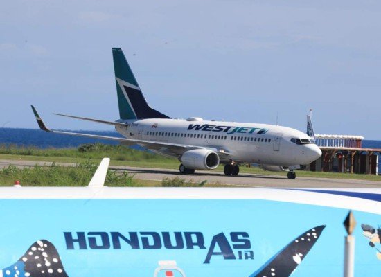 Llega primer vuelo de WestJet con turistas canadienses a la isla de Roatán